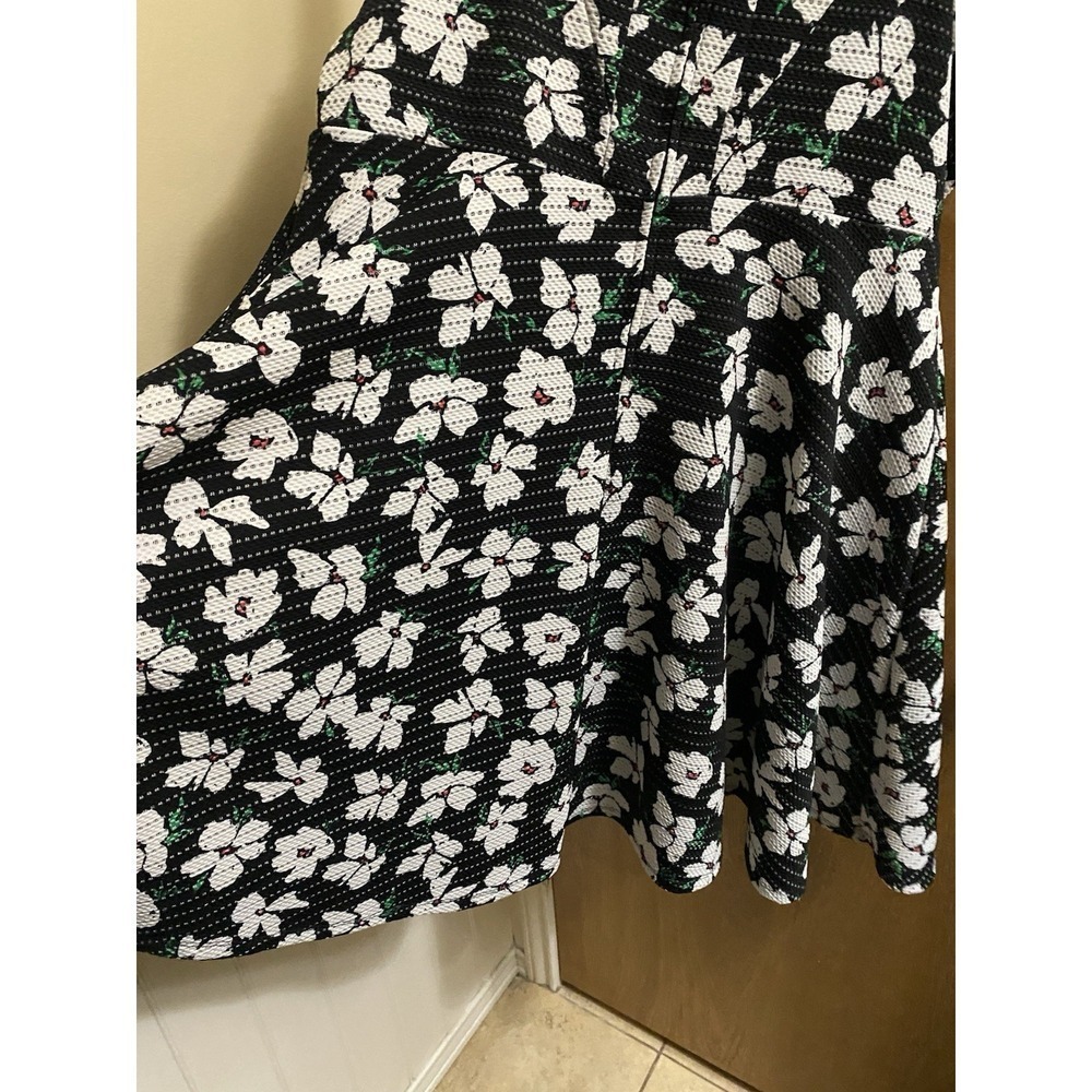Torrid Women's Fit & Flared Textured Floral Skater Dress Size 16 Black Peplum - Picture 12 of 14